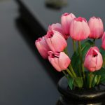 Wielkanocne dekoracje ze sztucznych kwiatów oraz piękne florarium